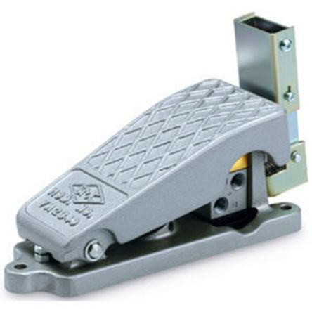 SMC Foot Pedal Pneumatic Relay Pneumatic Manual Control Valve XT34 Series, 2.5mm, III B [XT34-60]; 232-8581